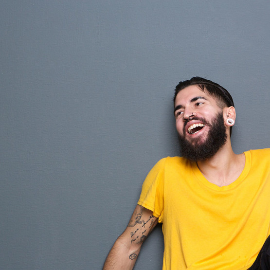 Śmiejący się mężczyzna, ilustracja do artykuły o prima aprillis