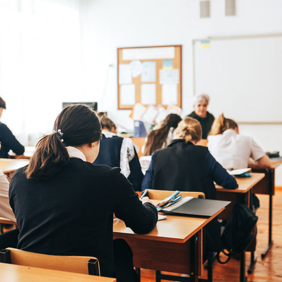 Uczniowe w szkole, ilustracja do artykułu o slangowym słowie buda