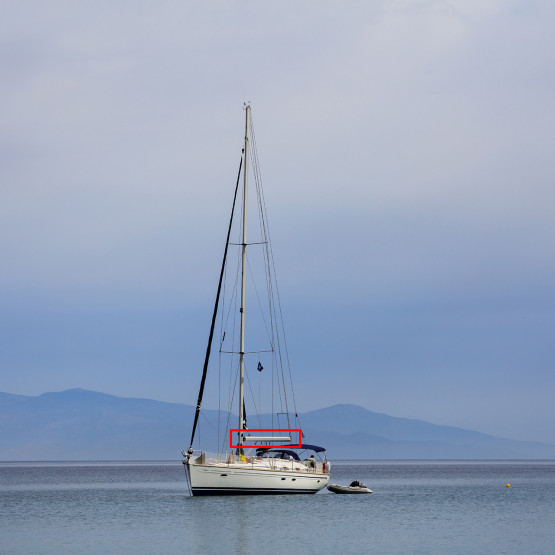 Jacht z zaznaczonym bomem