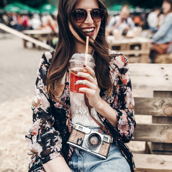 Kobieta z aparatem, ilustracja do artykułu o TBT