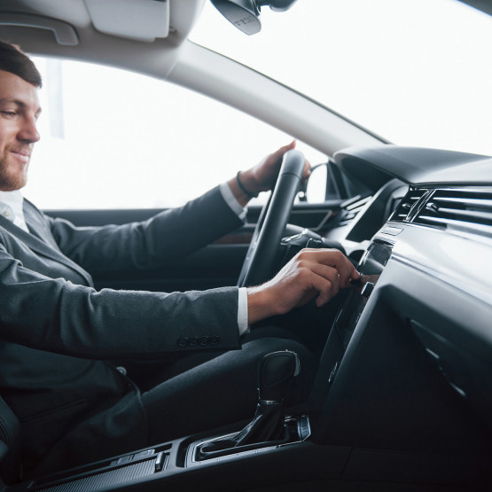 Muzyka w samochodzie, ilustracja do artykułu o słuchaniu głośnej muzyki w aucie