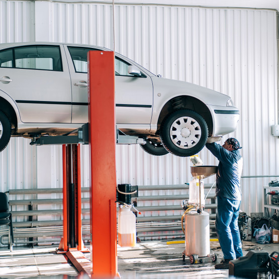 Samochód na podnośniku, ilustracja do artykułu