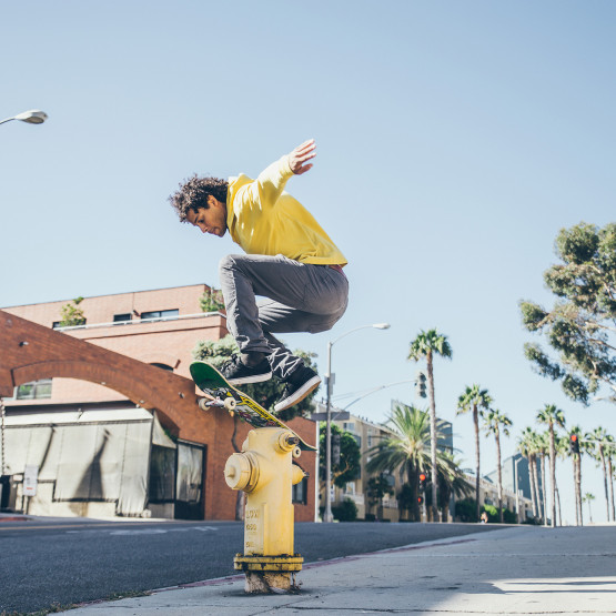 Skate skaczący na deskorolce, ilustracja do artykułu o rodzajach deskorolek