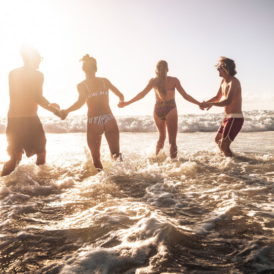 Grupa osób bawiąca się w morzu. ilustracja do artykułu o WAGs