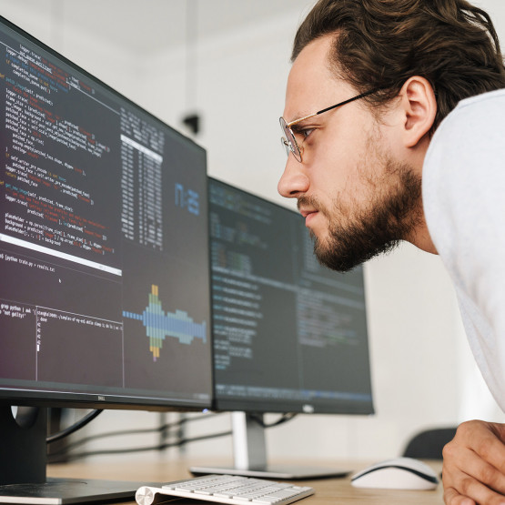 Programista wpatrujący się w kod, ilustracja do artykułu