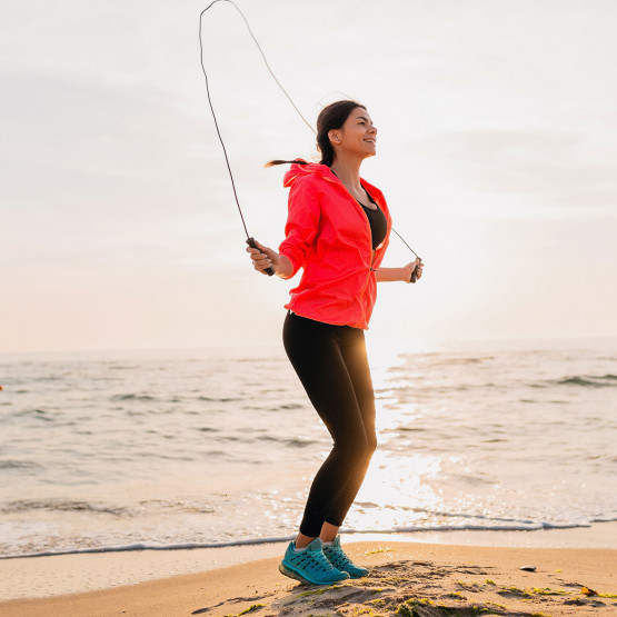 Kobieta trenująca na skakance