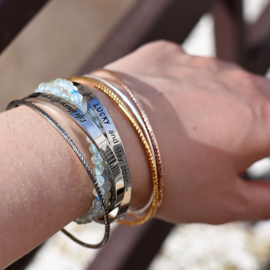 Łańcuszki na ręce, ilustracja do artykułu