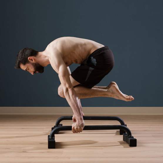 Mężczyzna ćwiczy na paraletkach