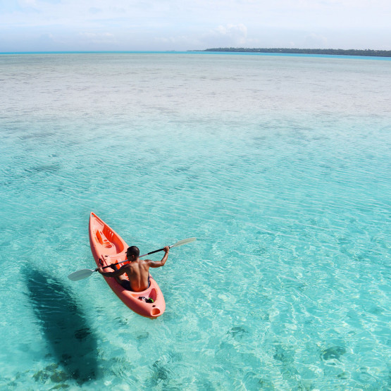 Mężczyzna na lagunie w kajaku