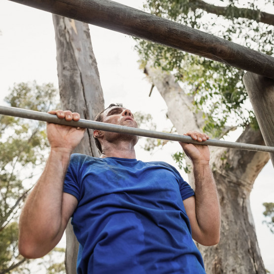 Mężczyzna podciągający się na drążku
