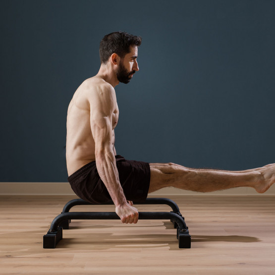 Mężczyzna trenujący na paraletkach