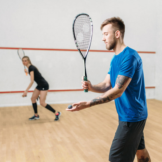 Mieszana para grająca w squasha