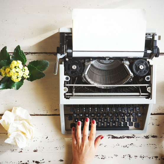 pisanie na maszynie, ilustracja do artykułu