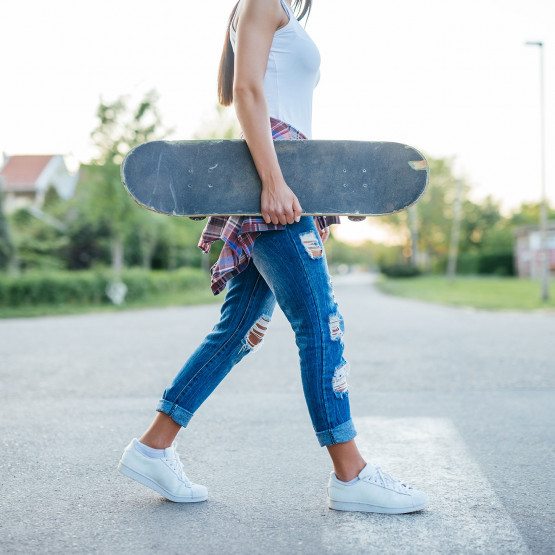 Dziewczyna, która niesie deskorolkę, ilustracja do artykułu