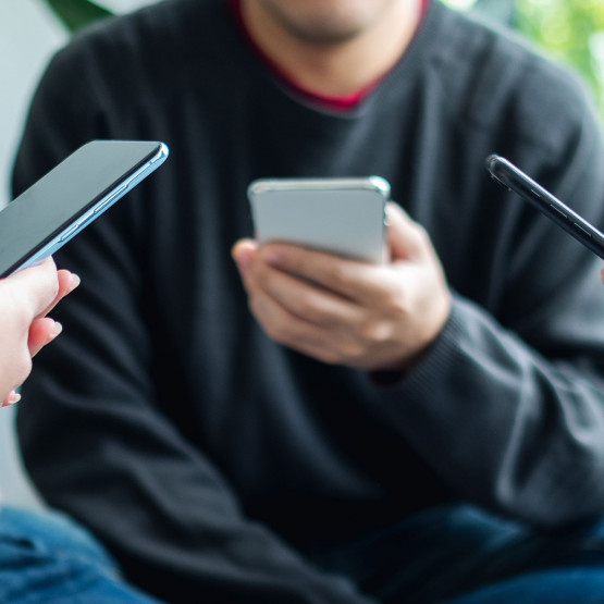 Grupa ludzi korzystająca z telefonów