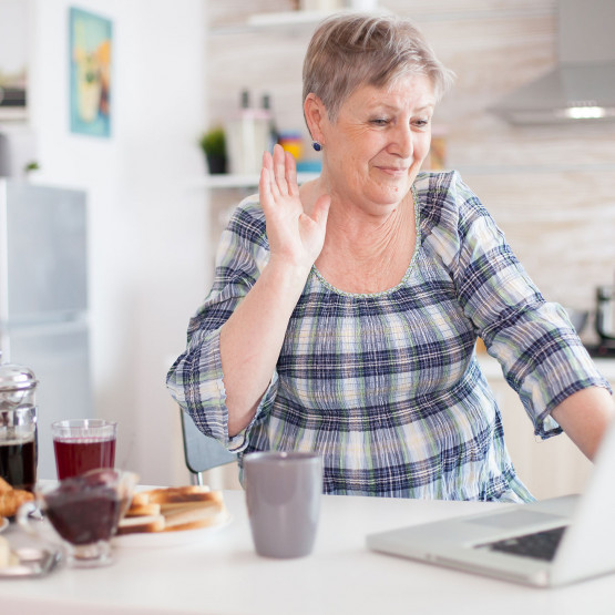 Kobieta mówiąca najprawdopodobniej dobranoc, ilustracja do artykułu