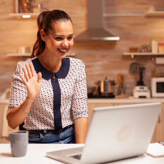 Kobieta najprawdopodobniej mówiąca dzień dobry, ilustracja do artykułu