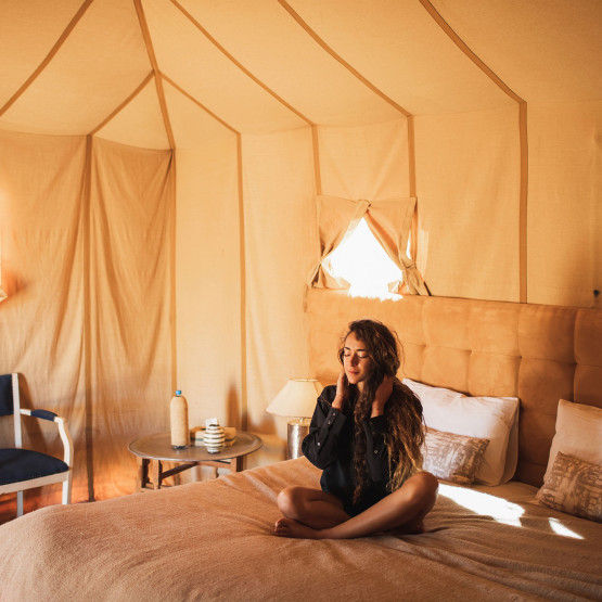 Namiot w stylu glamping, ilustracja do artykułu