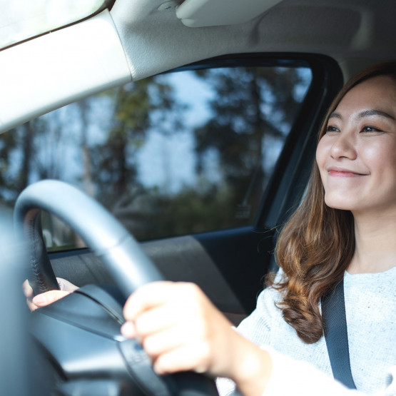 Azjatka prowadząca auto, ilustracja do artykułu