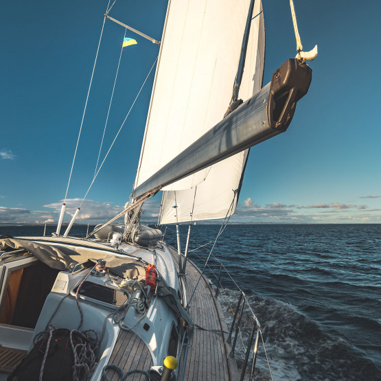 Jacht żaglowy płynący na wiatr