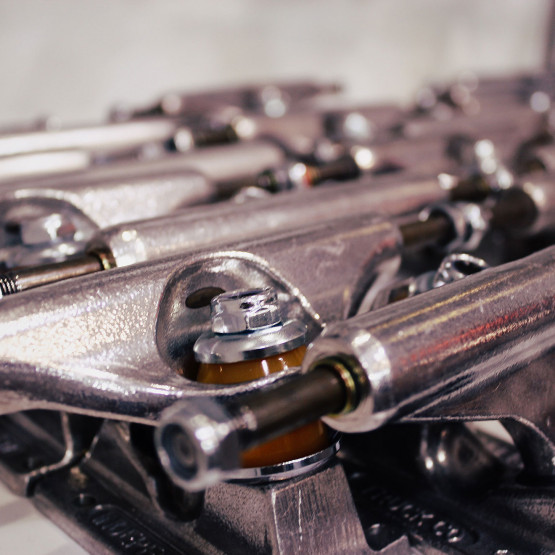 Trucki z widocznym kingpinami