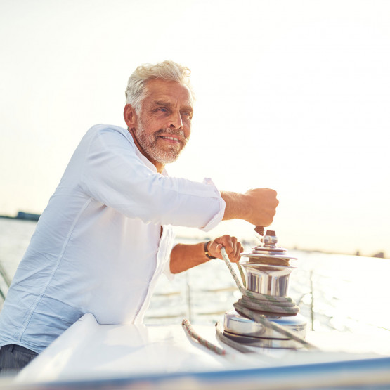 Mężczyzna wybierający linę przez kabestan, ilustracja do artykułu