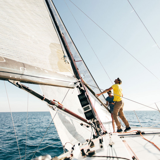 Załoga na jachcie żaglowym
