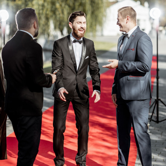 Aktorzy na czerwonym dywanie, ilustracja do artykułu wyjaśniającego pojęcie atencja