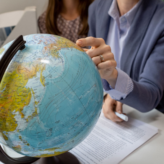 Globus, ilustracja do quizu o stolicach państw z całego świata