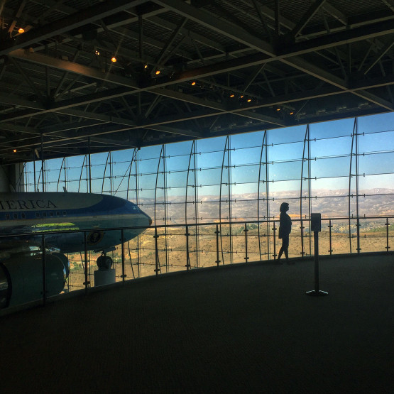 Hangar dla Air Force One w Bibliotece Prezydenckiej Ronalda Reagana, ilustracja do artykułu wyjaśniającego skrót AF1