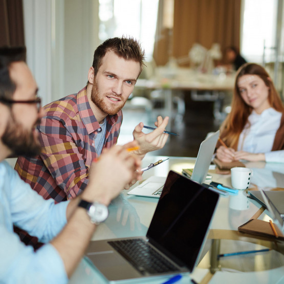 Ludzie rozmawiający w pracy, ilustracja do artykułu o akronimie IMHO