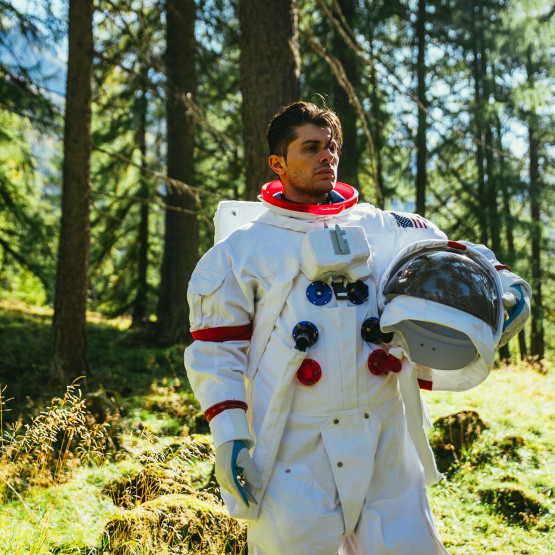 Mężczyzna w stroju astronauty, ilustracja do artykułu z listą zawodów na literę A