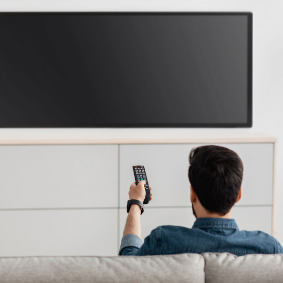 Mężczyzna włączający telewizor, ilustracja do artykułu o gali Fame MMA 12