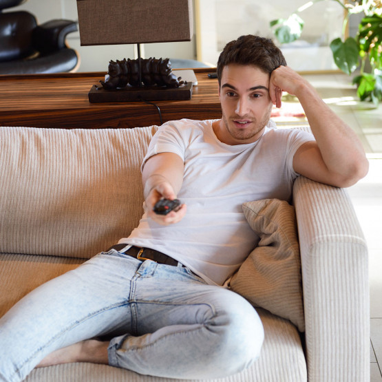 Mężczyzna z pilotem, ilustracja do artykułu