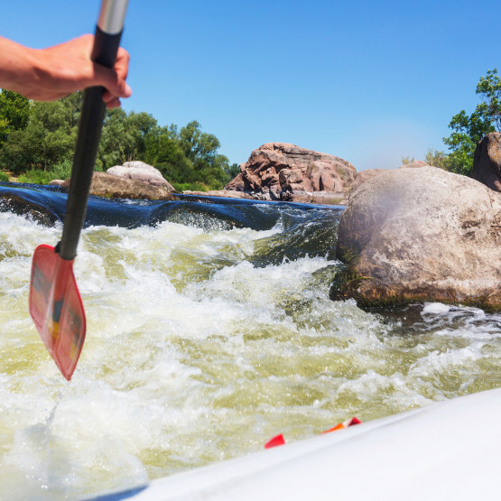 Rating, widok POV z pontonu, ilustracja do artykułu tłumaczącego czym jest rafting