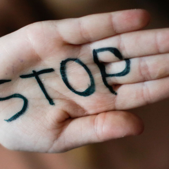 Ręka z napisem stop, ilustracja do artykułu o NNN