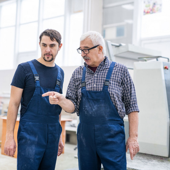 Szef wyznacza zadania, ilustracja do artykułu wyjaśniającego znaczenia angielskiego skrótowca ASAP