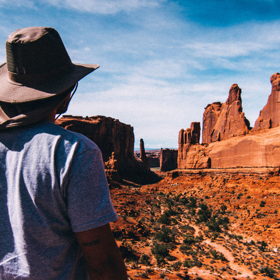 Turysta podczas wycieczki, ilustracja do artykułu wyjaśniającego wycieczki fakultatywne