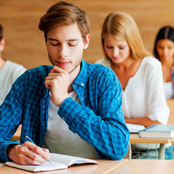 Uczniowie rozwiązują egzamin, ilustracja do testu online o Potopie