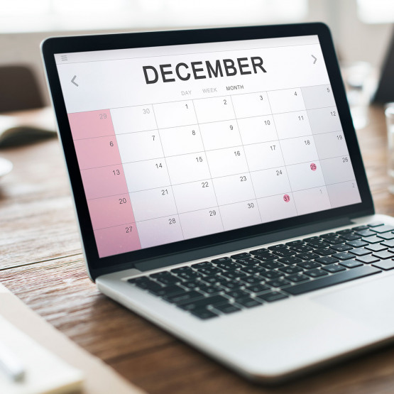 Kalendarz na komputerze, ilustracja do artykułu wymieniającego nazwy miesięcy po angielsku