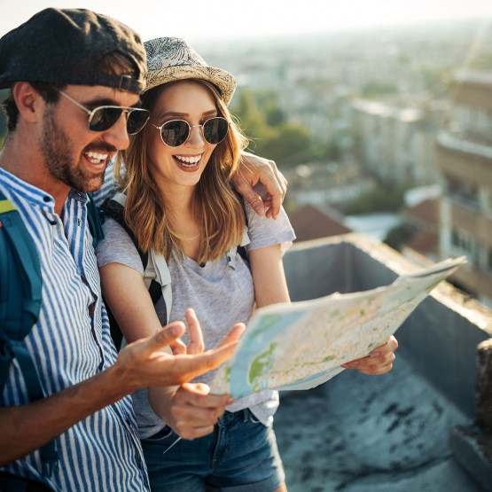 Kobieta i mężczyzna z mapą, ilustracja do artykułu o zasadach gry Państwa Miasta