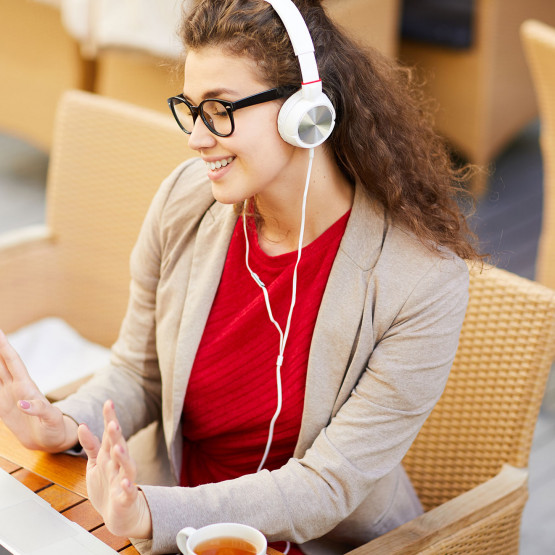 Kobieta wysyłająca pozdrowienia, ilustracja do artykułu jak wysyłać pozdrowienia miłego popołudnia