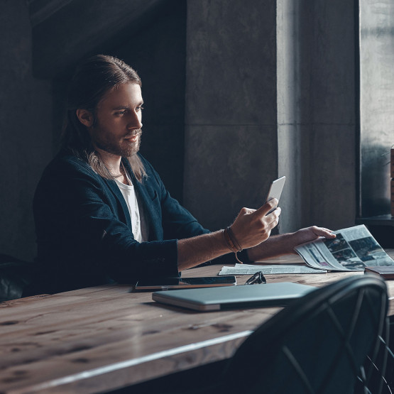 Mężczyzna wysyłający wiadomość, ilustracja do artykułu o pozdrowieniach miłego wieczoru