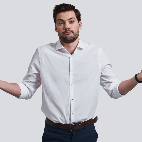 Mężczyzna rozkładający ręce, ilustracja do artykułu tłumaczącego akronim aka.