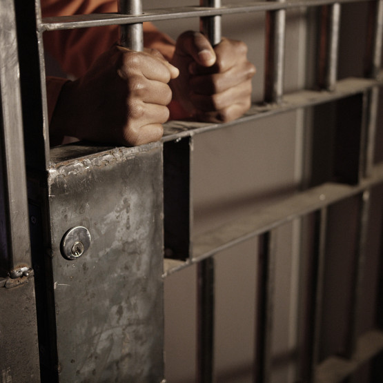 Mężczyzna w celi, ilustracja do artykułu o topowych serialach kryminalnych, które możesz zobaczyć na Netflix