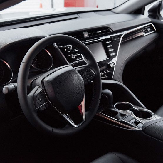 Wnętrze samochodu, ilustracja do artykułu