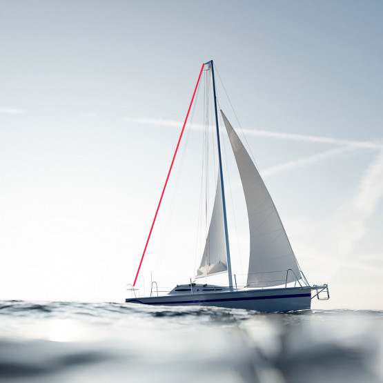 Jacht z zaznaczonym na czerwono achtersztagiem, ilustracja do artykułu