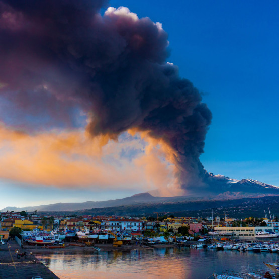 Jedna z erupcji Etny, zdjęcie ilustracyjne do artykułu