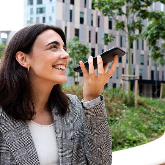 Kobieta nagrywająca głosówkę, ilustracja do artykułu