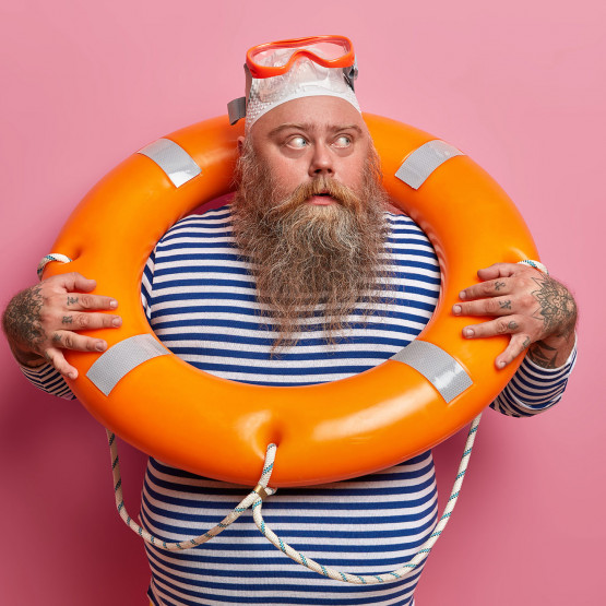 Mężczyzna w kole ratunkowym, ilustracja do artykułu o odchudzaniu przez pływanie